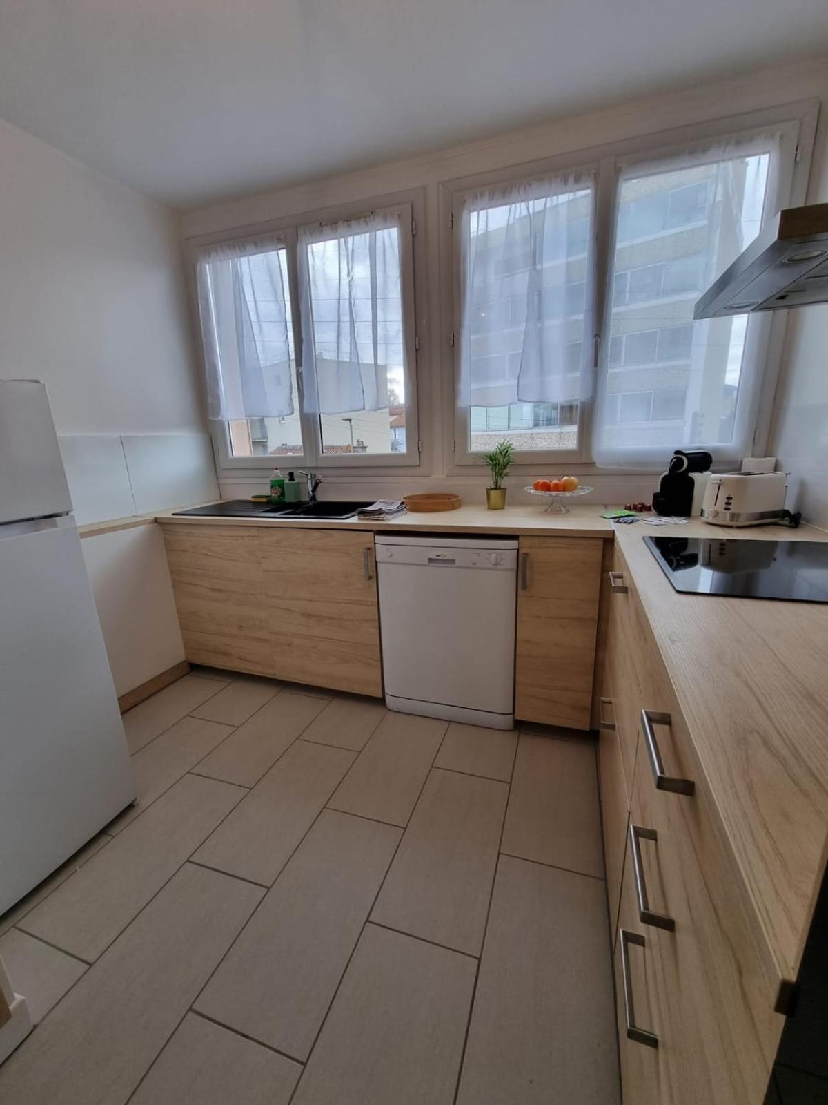 T3 Lumineux Avec Garage Apartment